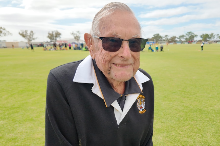 Allan Anderson waitin for the game to start in Dowerin.