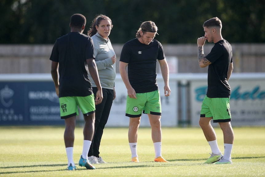 Hannah Dingley talks to players