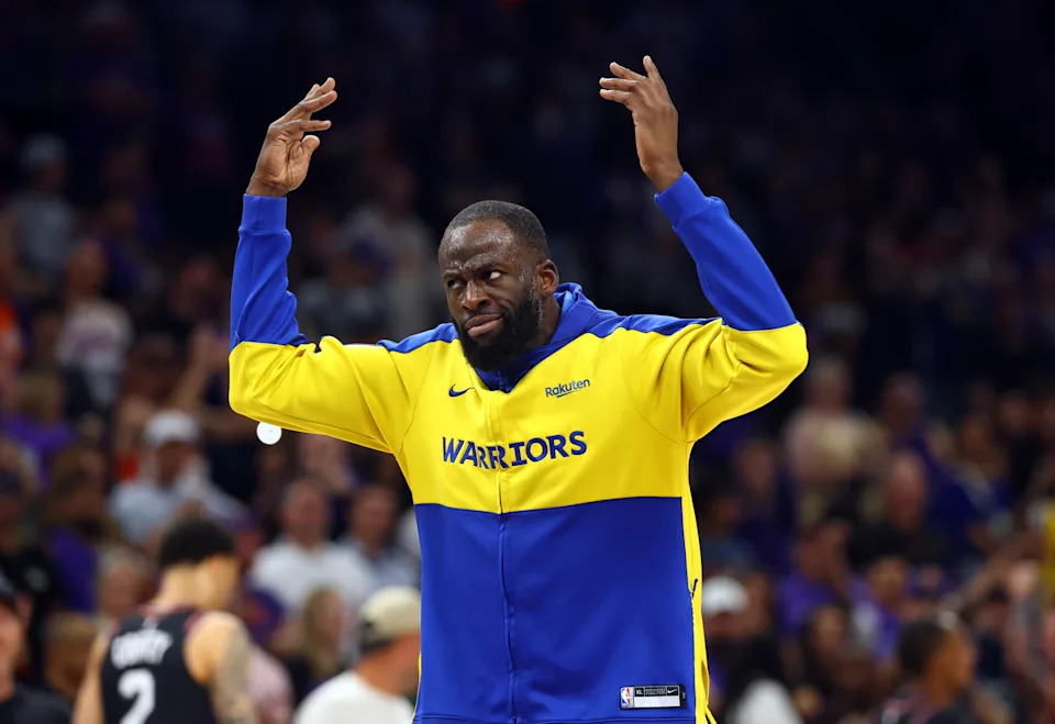 Apr 17, 2026; Phoenix, Arizona, USA; Golden State Warriors forward Draymond Green gestures the crowd after being ejected against the Phoenix Suns during the closing seconds of the play-in rounds of the 2026 NBA Playoffs at Mortgage Matchup Center. Mandatory Credit: Mark J. Rebilas-Imagn Images