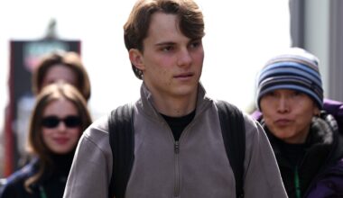 Oscar Piastri kerb-hops Ford Mustang in Australian V8 Supercar test