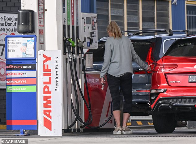 Motorist are seen filling their cars with fuel at a petrol station in Brisbane, Monday, June 23, 2025. (AAP Image/Darren England) NO ARCHIVING 15608691  15615239  15627455 15637259  15641807