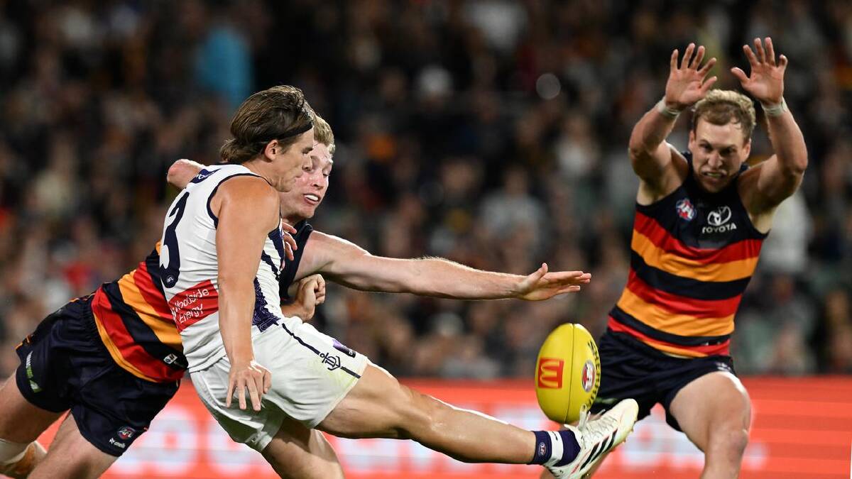 Caleb Serong shone for the Dockers in a thriller, with 32 disposals. (Michael Errey/AAP PHOTOS)