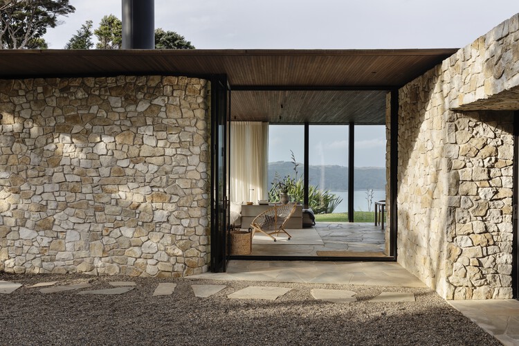 Waiheke House / Cheshire Architects - Image 2 of 16