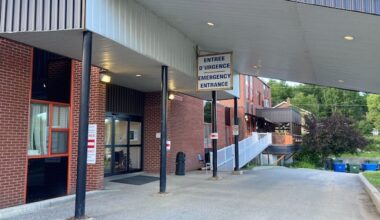 Forget bilingual status for hospitals, we want access to Ontario care, western Quebecers say