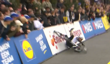🎥 Rui Oliveira crashes just metres after unofficial Tour of Flanders start