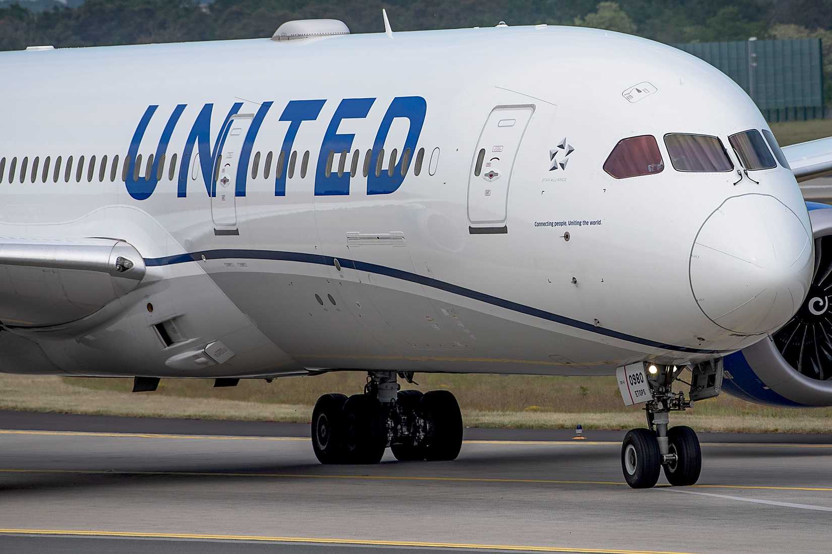 United Airlines Boeing 787-9 Dreamliner nose view.