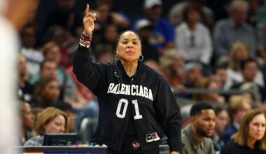 Gamecocks' Staley makes show of pregame hug with UCLA's Close