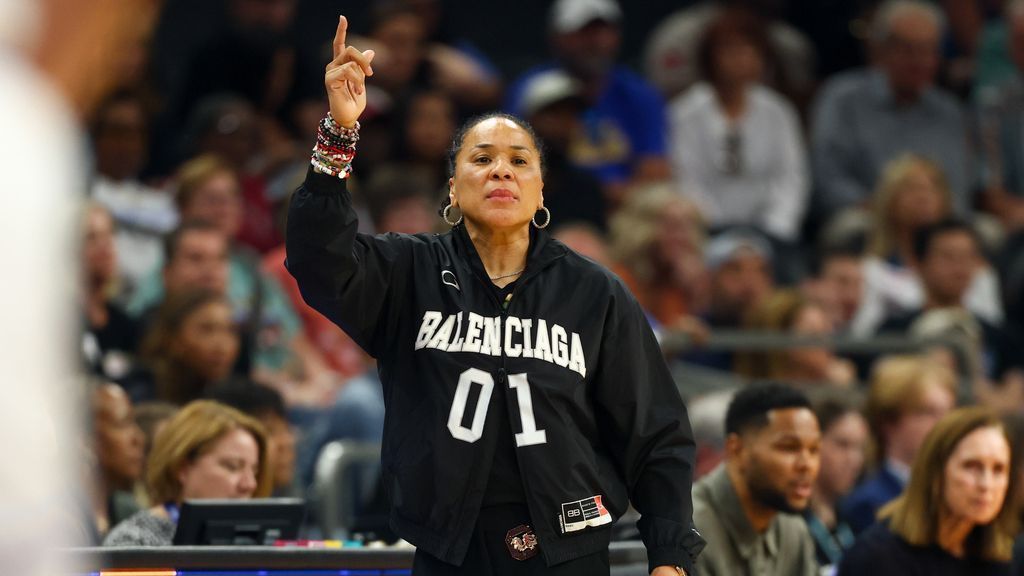 Gamecocks' Staley makes show of pregame hug with UCLA's Close