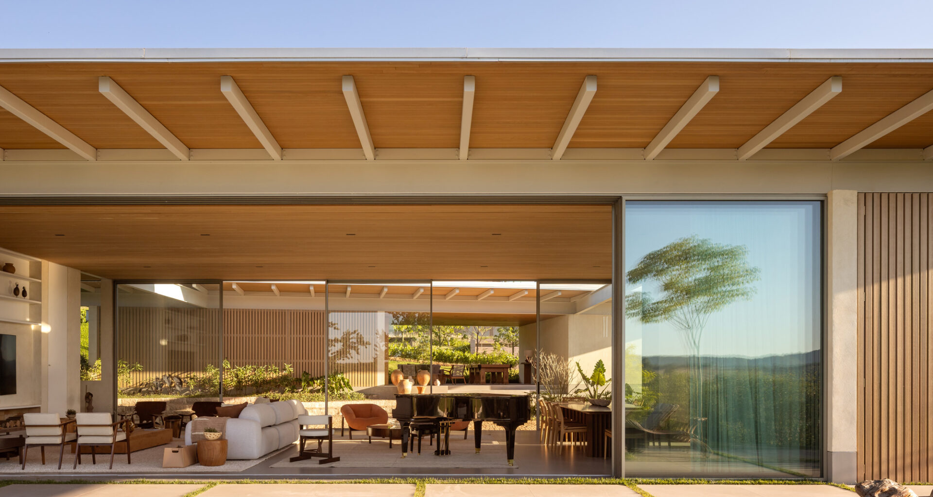 JL Residence / Kiko Castello Branco Arquitetura + Lucas Cunha