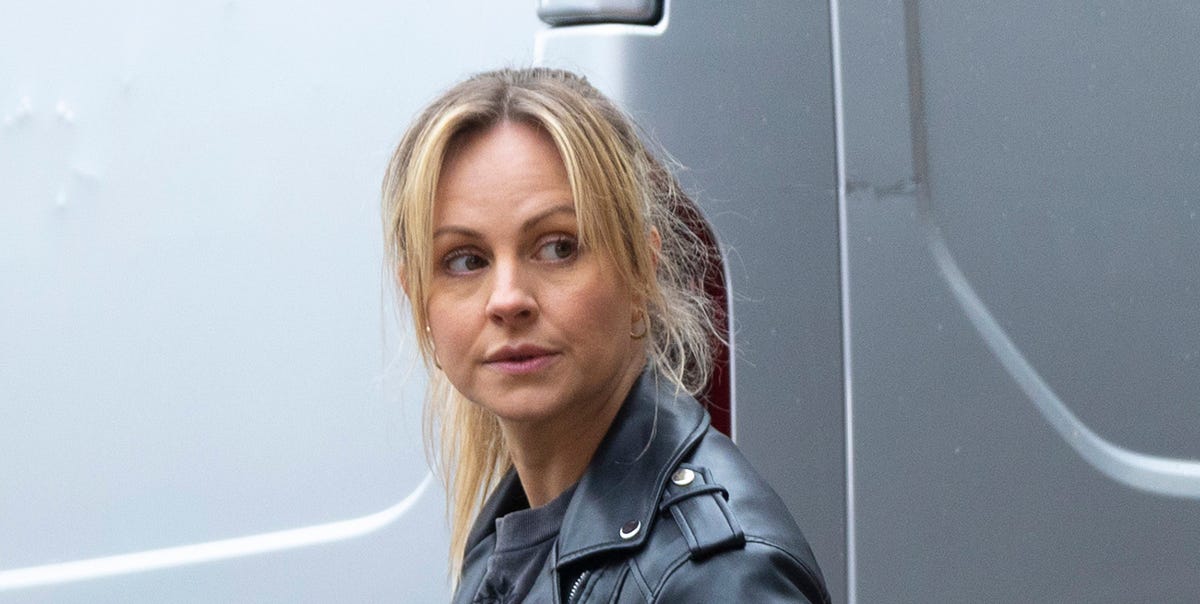 Sarah searches for evidence against Theo