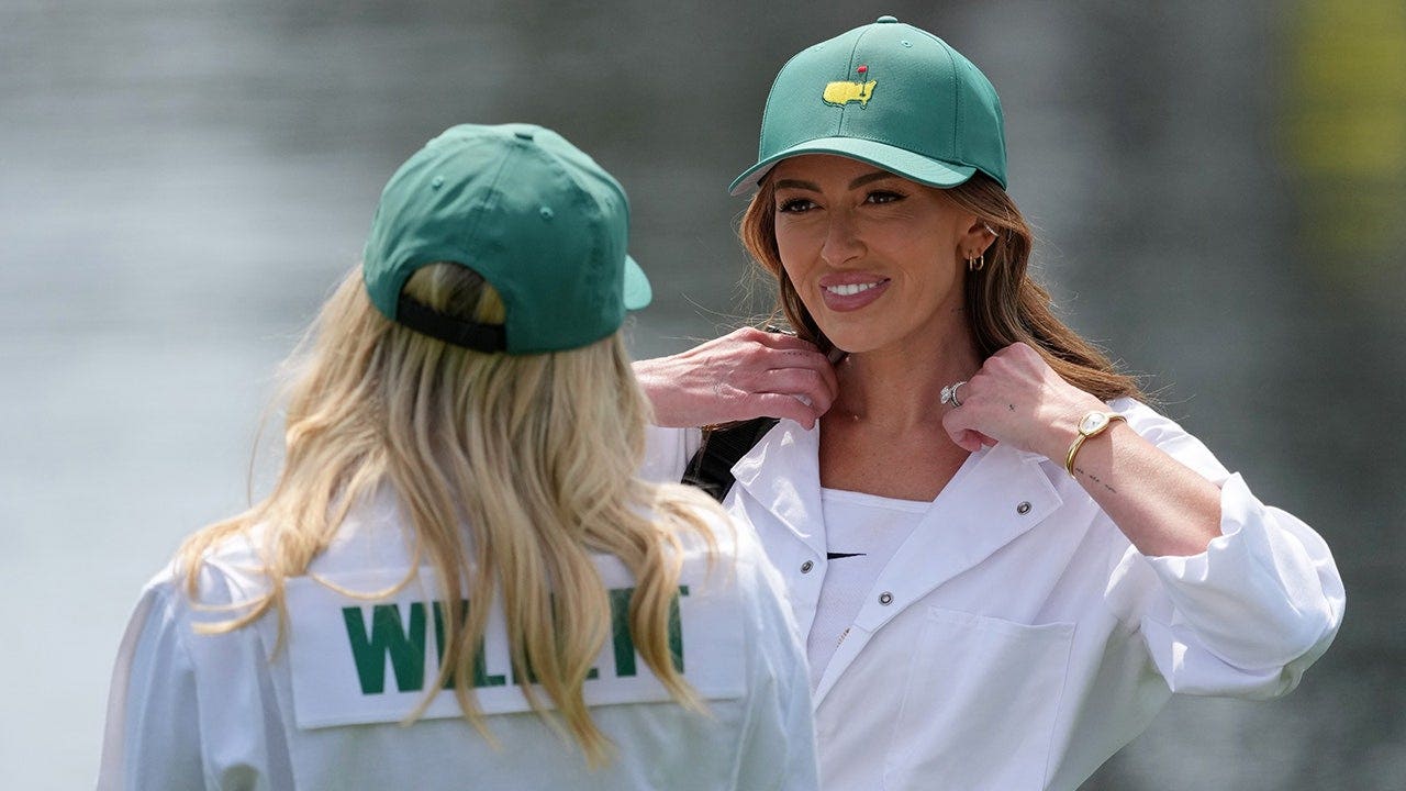 Paulina Gretzky caddies for Dustin Johnson at Masters Par 3 Contest