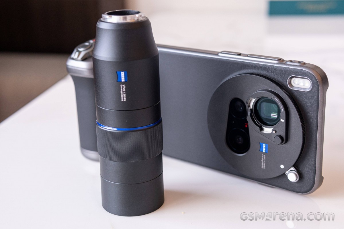 The vivo X300 Pro and its 200mm teleconverter kit