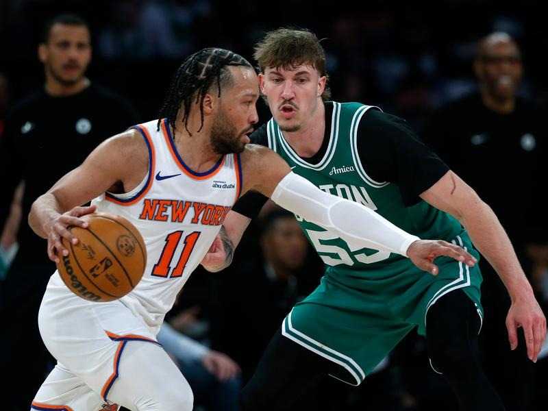 Knicks keep heat on Celtics, Raptors level with Hawks