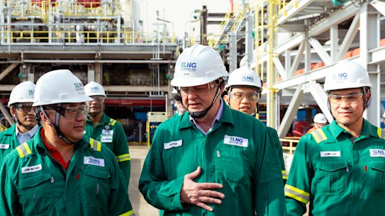 Anthony Albanese with Singapore LNG Cooperation CEO Leong Wei Hung.