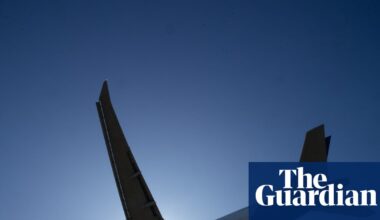 Australia should set immigration targets to achieve a ‘stable temporary population’, report says | Migration