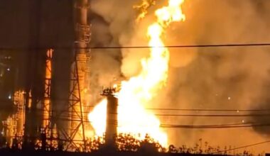 Massive fire at 1 of Australia’s 2 remaining oil refineries