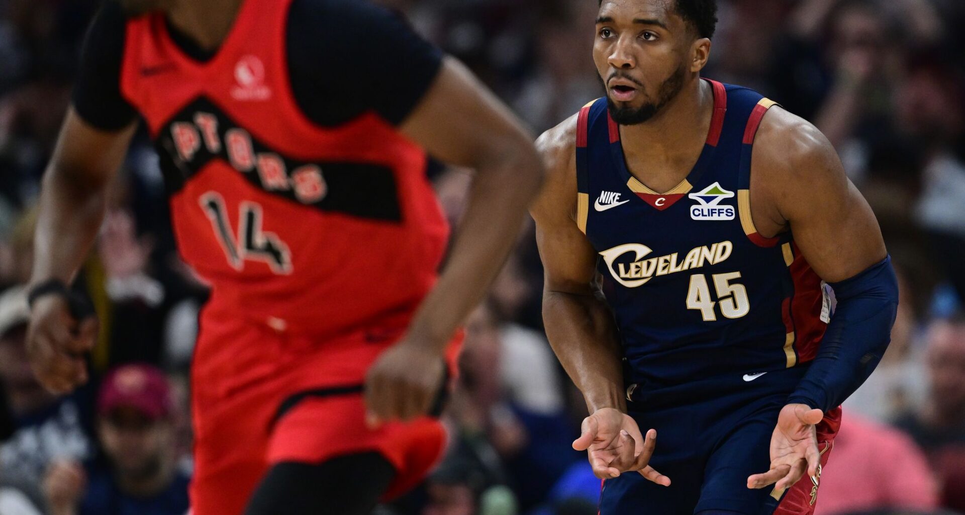 Cavaliers' Mitchell extends NBA-record streak of 30-point games to 9 in series openers