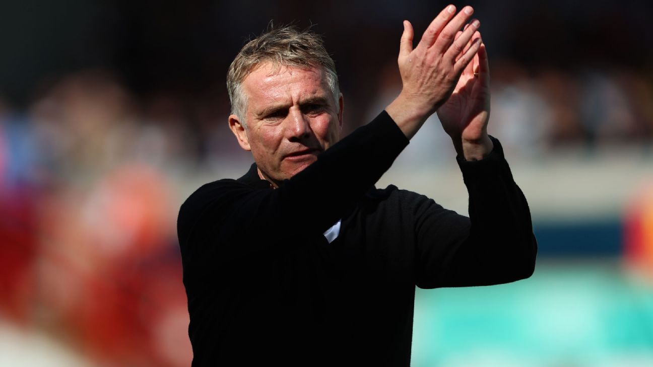 Phil Parkinson vows Wrexham will take promotion push 'to the wire'