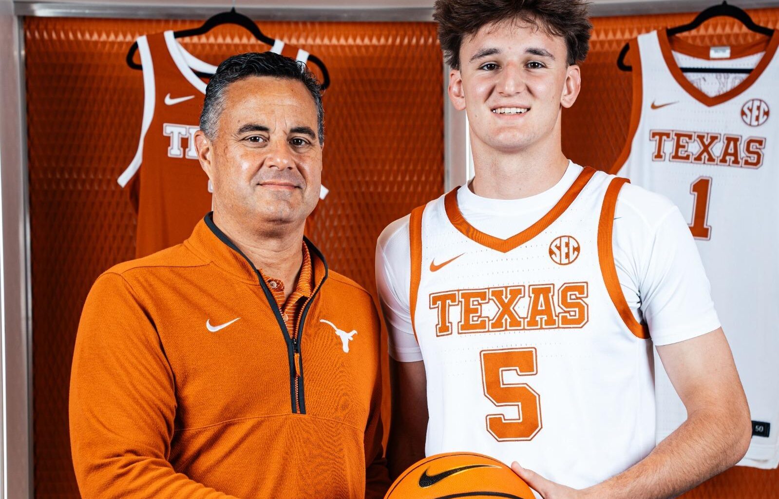 DETROIT, MICHIGAN - OCTOBER 27: Jarrett Allen #31 of the Cleveland Cavaliers dunks past Isaiah Stewart #28 of the Detroit Pistons during the second half at Little Caesars Arena on October 27, 2025 in Detroit, Michigan. NOTE TO USER: User expressly acknowledges and agrees that, by downloading and or using this photograph, User is consenting to the terms and conditions of the Getty Images License Agreement. (Photo by Gregory Shamus/Getty Images)