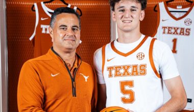DETROIT, MICHIGAN - OCTOBER 27: Jarrett Allen #31 of the Cleveland Cavaliers dunks past Isaiah Stewart #28 of the Detroit Pistons during the second half at Little Caesars Arena on October 27, 2025 in Detroit, Michigan. NOTE TO USER: User expressly acknowledges and agrees that, by downloading and or using this photograph, User is consenting to the terms and conditions of the Getty Images License Agreement. (Photo by Gregory Shamus/Getty Images)