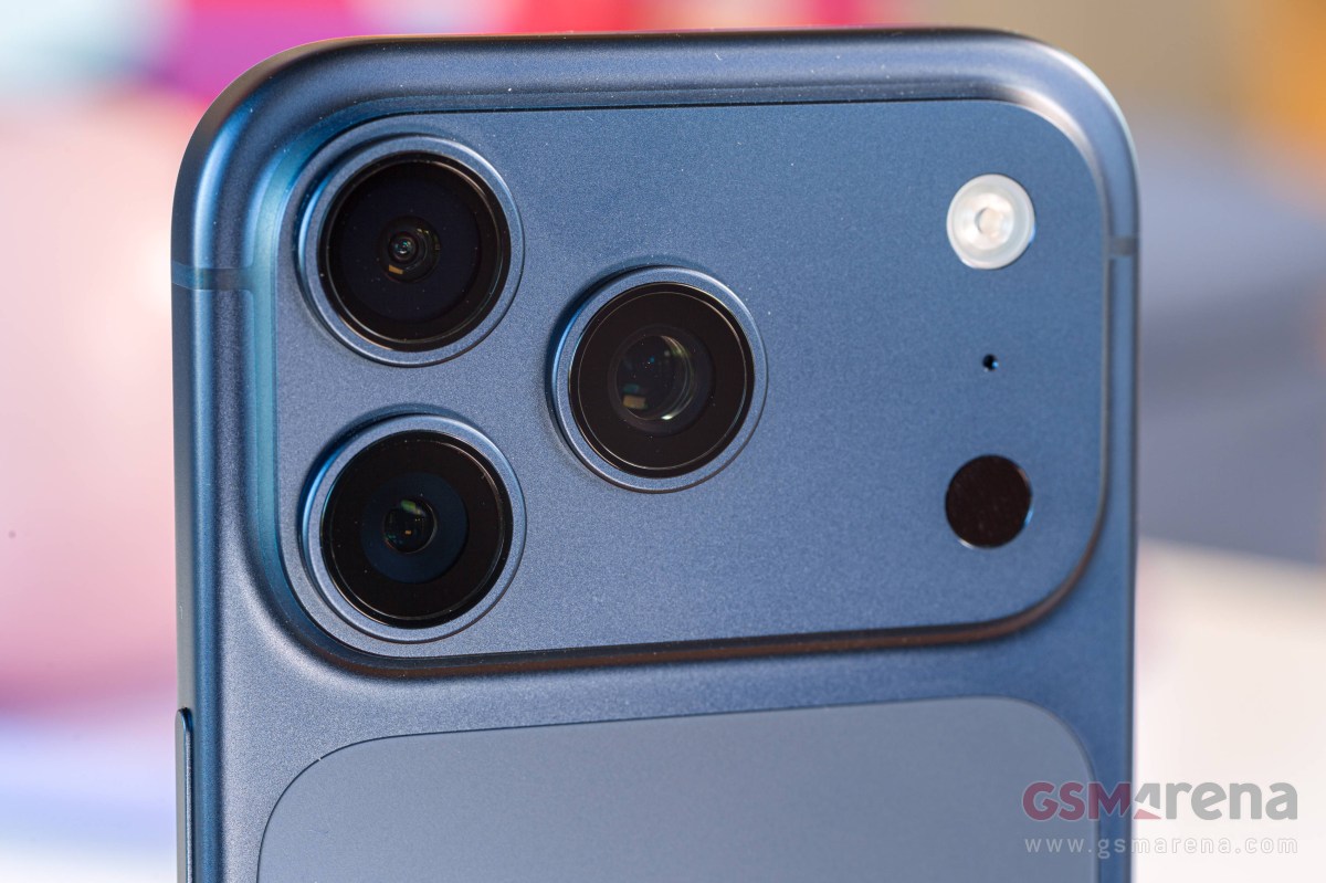 iPhone with 200MP telephoto camera may not arrive until 2028