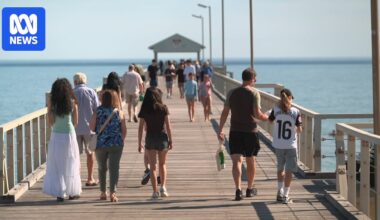 'Unusual' Adelaide warm weather sees residents soak up sun at beach