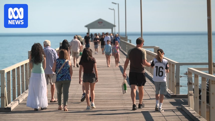 'Unusual' Adelaide warm weather sees residents soak up sun at beach