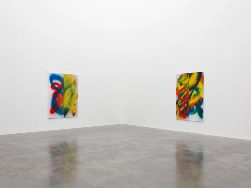 paint unfolds across earth, canvas, and space in katharina grosse’s london exhibition - 3