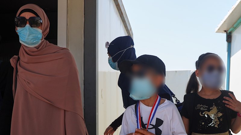 Group leaves Syrian camp despite government warning