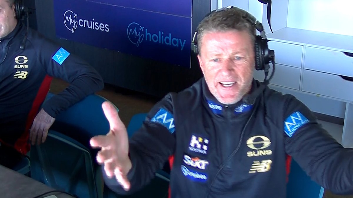 Gold Coast coach Damien Hardwick unleashes on umpires after costly decision in Hawthorn Hawks loss