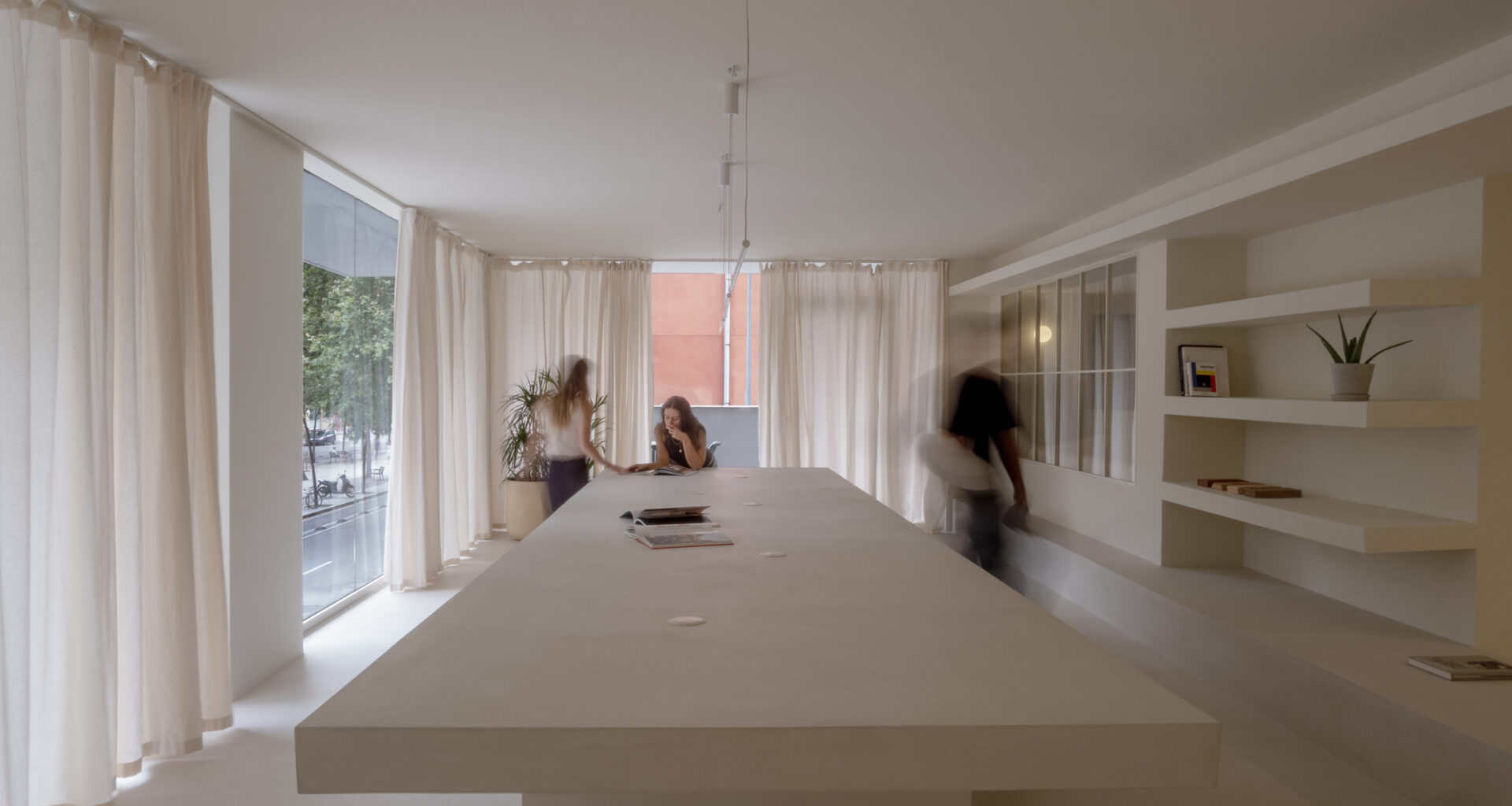 Unwhite Office / brenzo | ArchDaily
