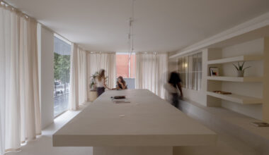 Unwhite Office / brenzo | ArchDaily