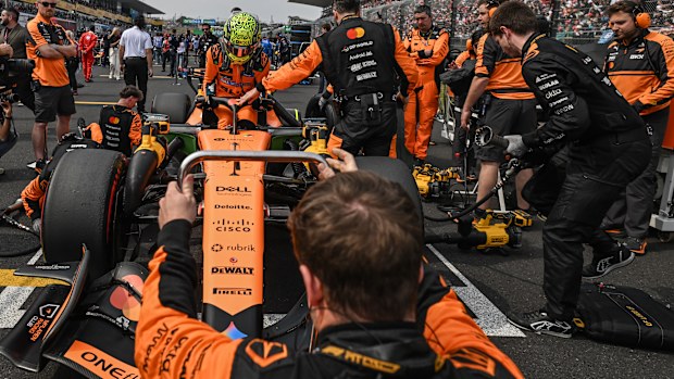 SUZUKA, JAPAN - MARCH 29: Team staff bring Lando Norriss McLaren F1 Team car to the start line ahead of the 2026 Japanese Grand Prix at Suzuka Circuit in Suzuka, Mie Prefecture, Japan, on March 29, 2026. (Photo by Artur Widak/NurPhoto)