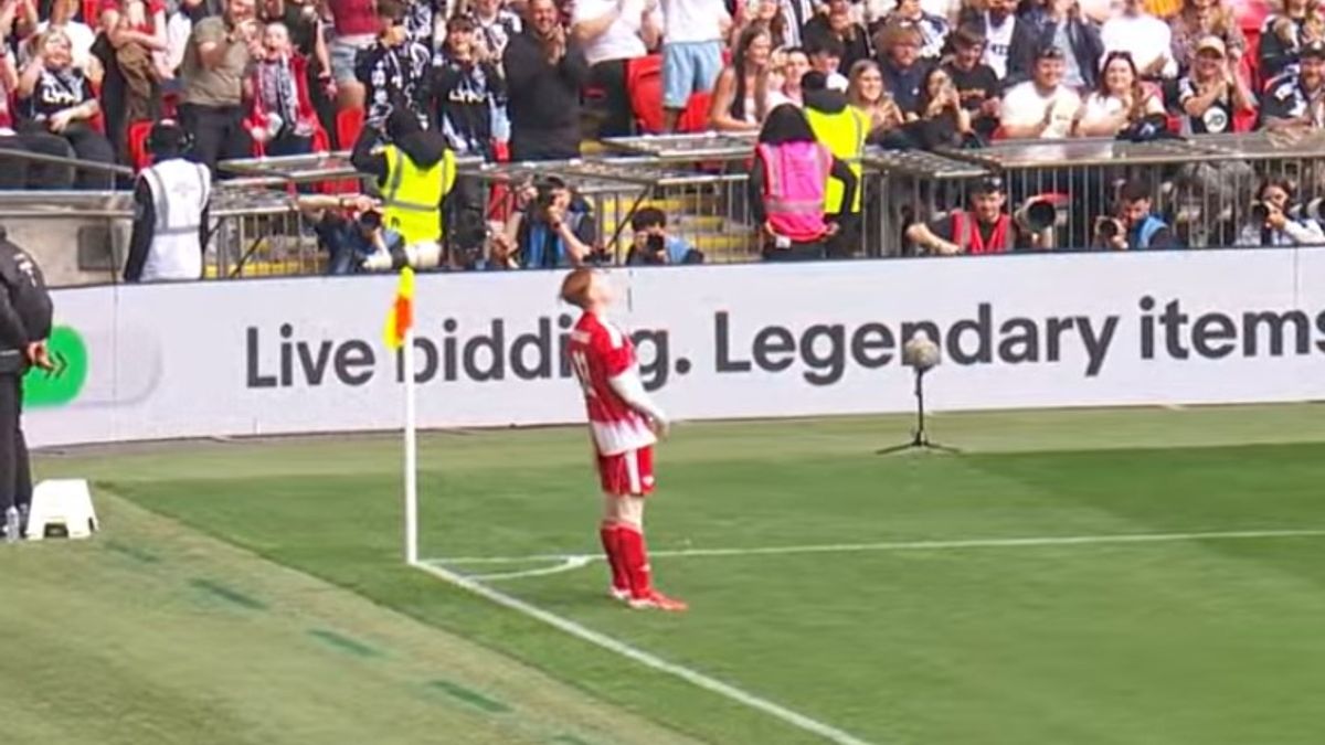 Angryginge emulated Rooney's infamous boxing knock-out celebration