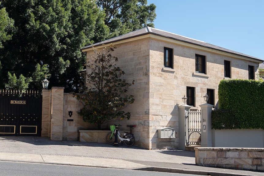 The outside of a gates sandstone Sydney property.