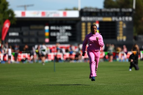 Sha’Carri Richardson warming up before her heat.