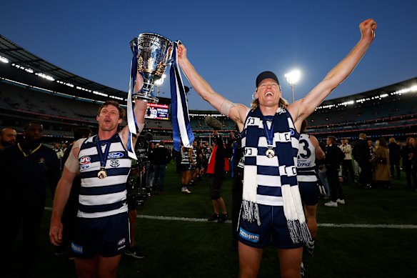 Jed Bews (left) and Mark Blicavs celebrate Geelong’s 2022 premiership.