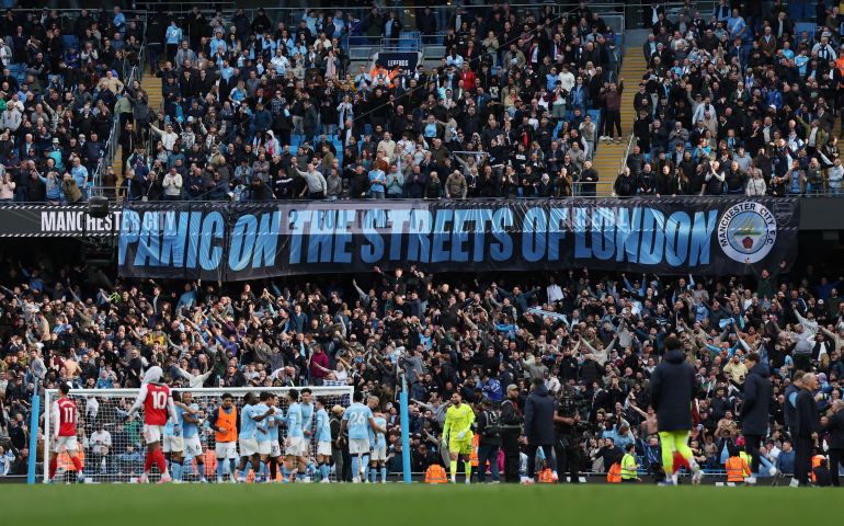 Soccer Football - Premier League - Manchester City v Arsenal - Etihad Stadium, Manchester, Britain - April 19, 2026 Manchester City fans celebrate after the match REUTERS/Scott Heppell EDITORIAL USE ONLY. NO USE WITH UNAUTHORIZED AUDIO, VIDEO, DATA, FIXTURE LISTS, CLUB/LEAGUE LOGOS OR 'LIVE' SERVICES. ONLINE IN-MATCH USE LIMITED TO 120 IMAGES, NO VIDEO EMULATION. NO USE IN BETTING, GAMES OR SINGLE CLUB/LEAGUE/PLAYER PUBLICATIONS. PLEASE CONTACT YOUR ACCOUNT REPRESENTATIVE FOR FURTHER DETAILS..