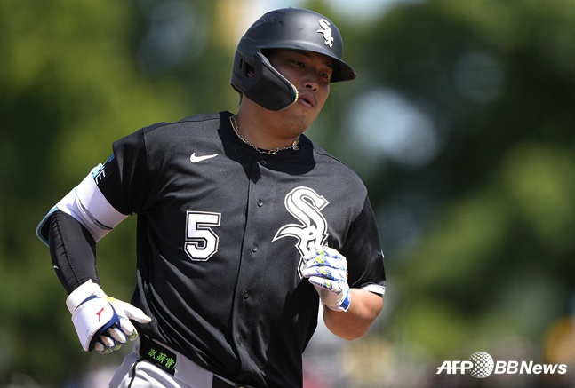 Murakami runs the bases after hitting a home run. /AFPBBNews=NEWS1