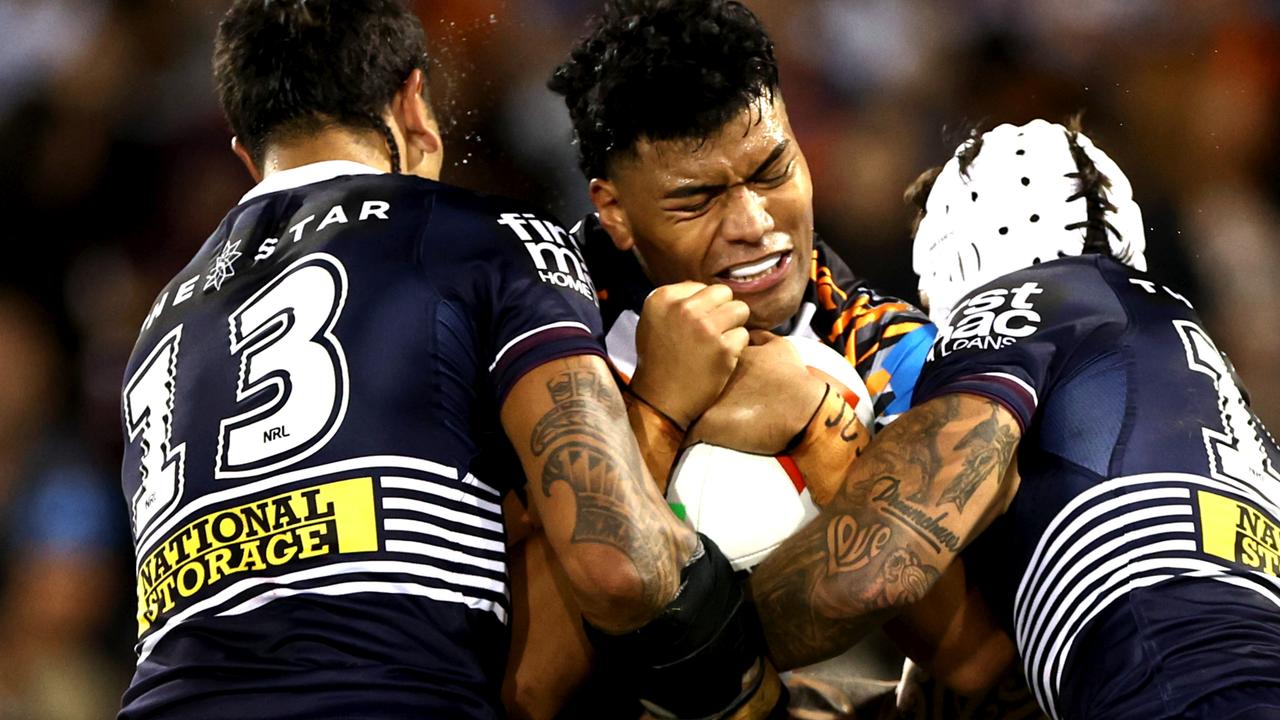 NRL 2026: Heamasi Makasini battles foot injury after tough night for Tigers