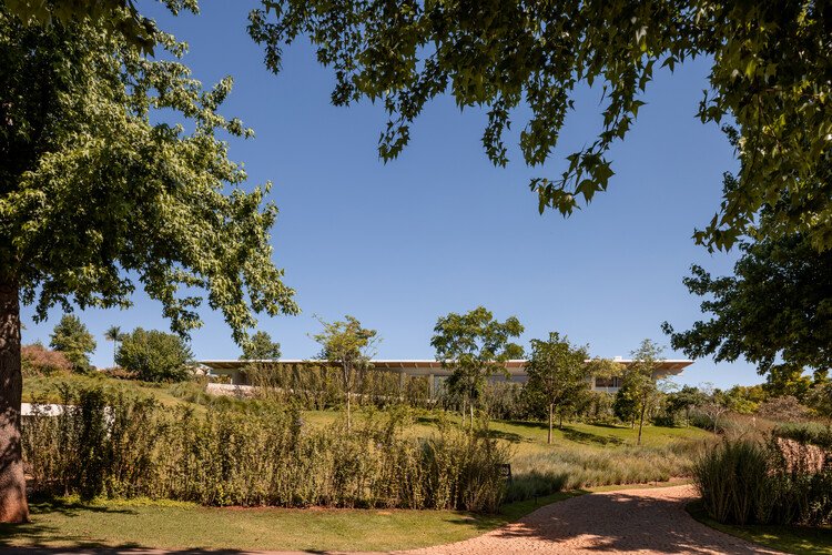 JL Residence / Kiko Castello Branco Arquitetura + Lucas Cunha - Image 6 of 31