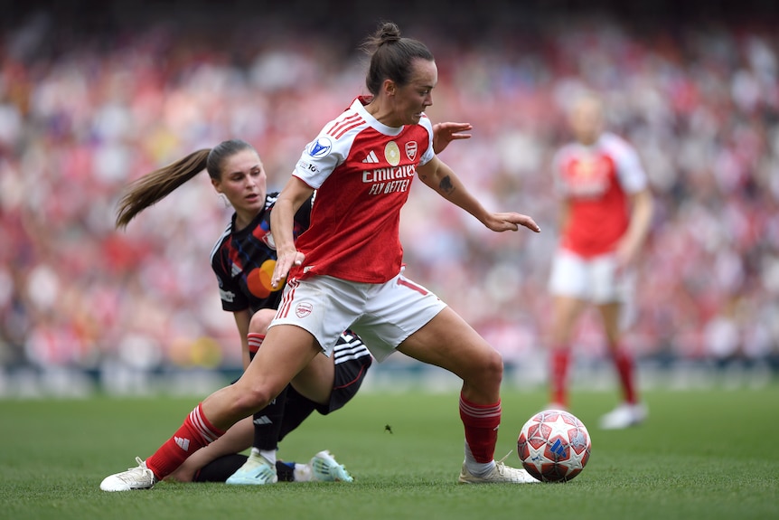 Caitlin Foord runs with the ball