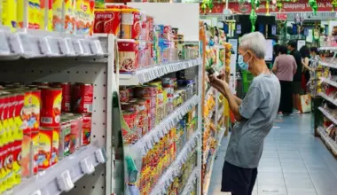 Generic of shoppers at the Sheng Siong supermarket outlet at West Coast on April 6, 2026. Can be used for stories on inflation, cost of living, daily necessities, food prices, economy.