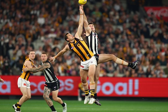 The Pies are only five points ahead at halftime, as a resurgent Hawthorn looms 