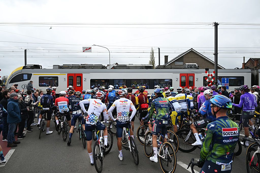 2026 Tour of Flanders: riders blocked at a level crossing