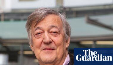 Stephen Fry sues tech conference organisers for £100,000 over fall from stage | Stephen Fry