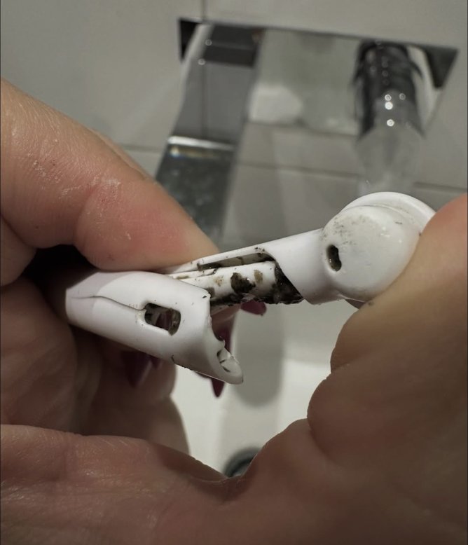 A phoo of the brown gunk found inside Liesl’s daughter’s toothbrush. 