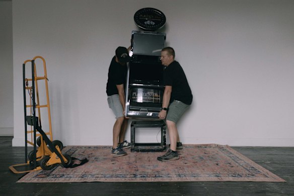 Walshe obtained a real poker machine for the experiment. 