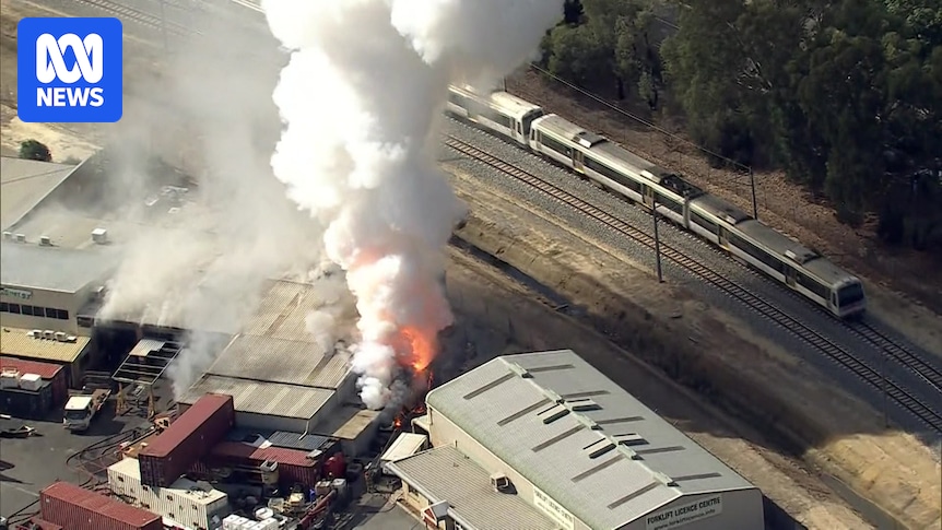 Emergency warning issued after blaze at Perth battery recycling facility