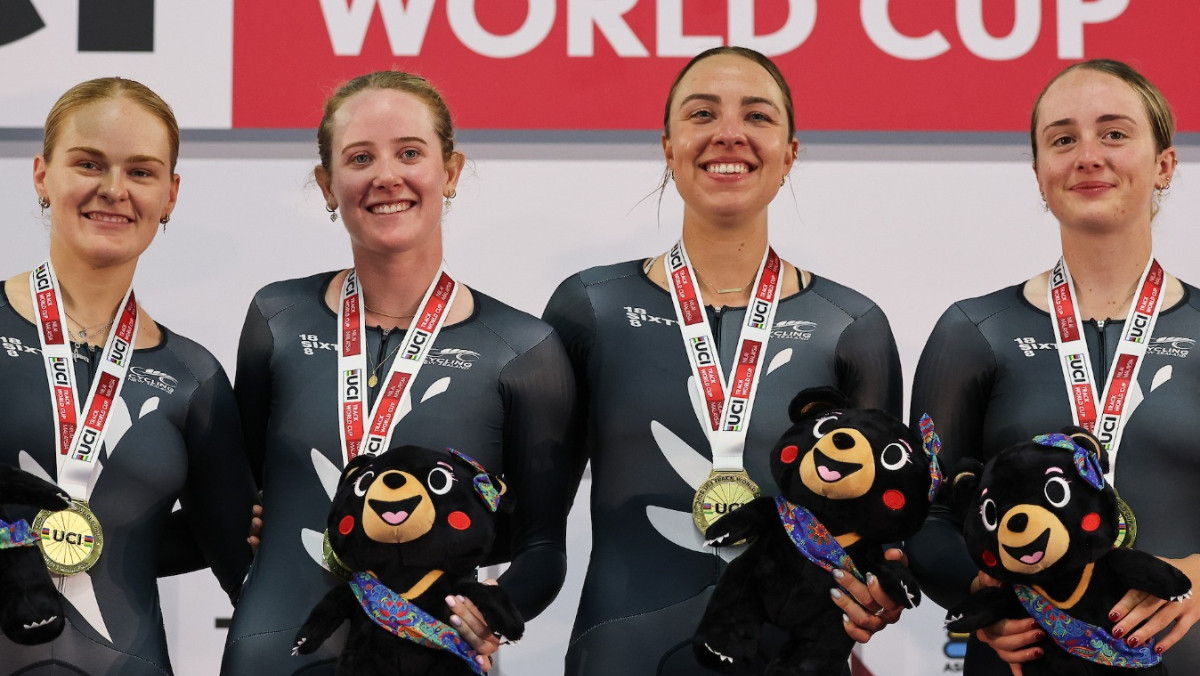 Women's team pursuit cyclists take gold again